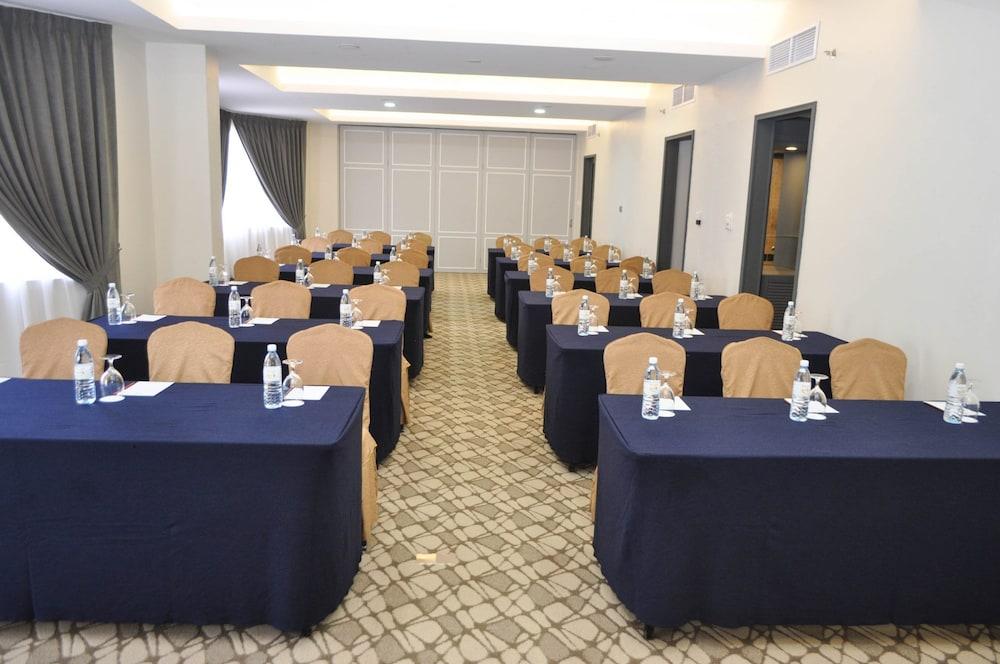 Mulia Hotel Bandar Seri Begawan Ngoại thất bức ảnh